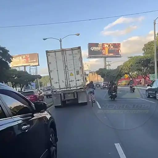 Graban a ciclista que arriesgó su vida al sujetarse de un tráiler en movimiento en la ruta al Atlántico. ,Captura de pantalla video de Facebook.