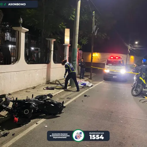 Accidente de tránsito donde una persona murió y otra resultó herida en Jocotenango, Sacatepéquez. ,Bomberos Municipales Departamentales