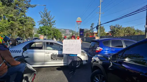 Bloqueo de taxistas en calzada Roosevelt por alza a precios de combustibles. ,Municipalidad de Mixco