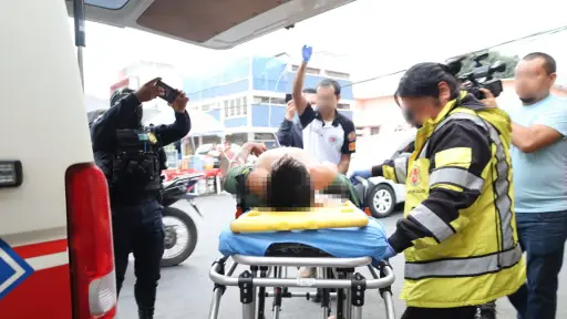 El presunto pandillero fue trasladado a un centro asistencial tras resultar herido en el incidente en zona 18. ,Bomberos Voluntarios