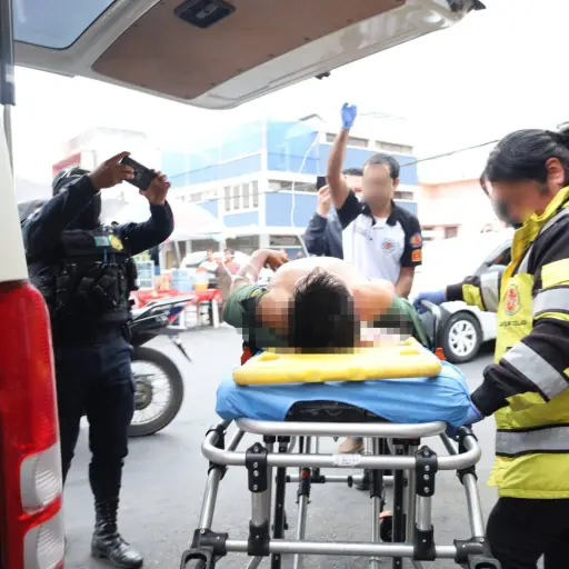 El presunto pandillero fue trasladado a un centro asistencial tras resultar herido en el incidente en zona 18. ,Bomberos Voluntarios
