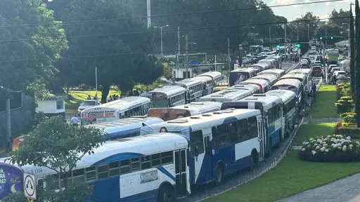 Integrantes de la Cámara de Transportistas Urbanos e Interurbanos de Guatemala realizaron una movilización en la Ciudad de Gualtemala el martes, 28 de julio de 2026, para pronunciarse por el alza a los combustibles.  ,Omar Solís/Emisoras Unidas