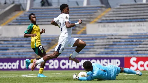Acción entre Jamaica vs. Panamá en el Premundial Sub-20 