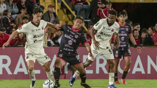Acción de juego entre Alajuelense vs. Xelajú por la Copa Centroamericana 2026