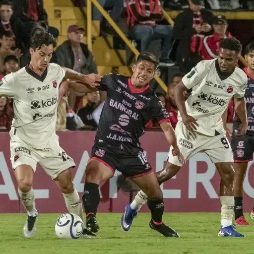 Acción de juego entre Alajuelense vs. Xelajú por la Copa Centroamericana 2026