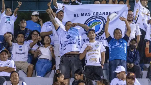 Afición de Comunicaciones en el Estadio Cementos Progreso - Comunicaciones FC