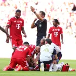 Jamal Musiala es atendido por cuerpo médico tras desvanecerse durante un juego ante RB Leipzig 