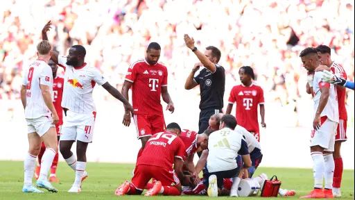 Jamal Musiala es atendido por cuerpo médico tras desvanecerse durante un juego ante RB Leipzig 