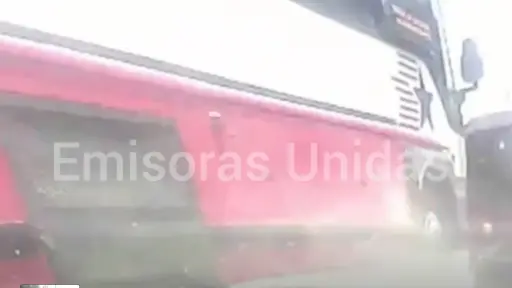 La unidad de transporte dejó al menos tres heridos luego de que el chofer perdiera el control. ,Captura de pantalla.