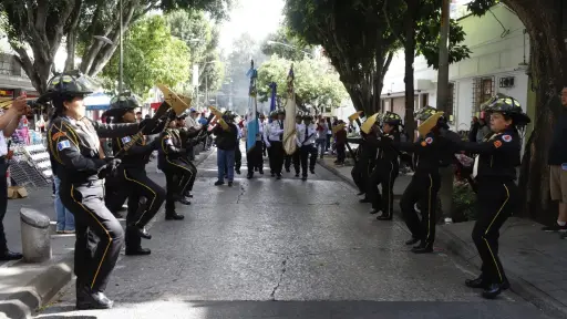 Los Bomberos Voluntarios recorren la 6a. avenida de las zonas 1 y 2 de la Ciudad de Guatemala. ,Bomberos Voluntarios.
