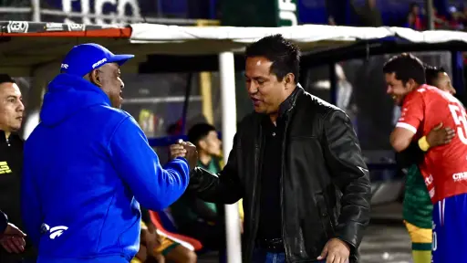 Saludo entre Hernán Medford y Amarini Villatoro en un Xelajú vs. Marquense - Liga Bantrab