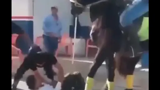 El video muestra un altercado que incluyó armas de fuego en un desfile en Chiquimula. ,Captura de pantalla.