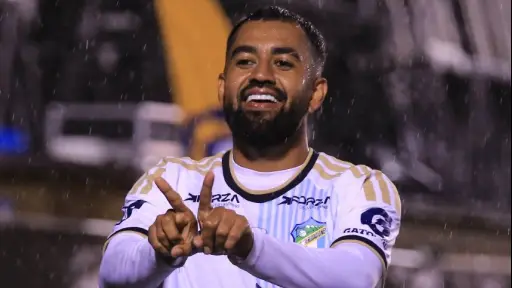 Dewinder Bradley celebrando su triplete de goles 