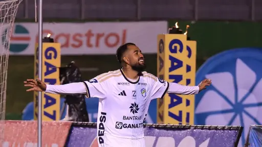 Dewinder Bradley anotó tres goles ante Malacateco 