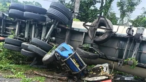El accidente vial dejó dos agentes de PNC fallecidos y tres heridos en Izabal. ,.