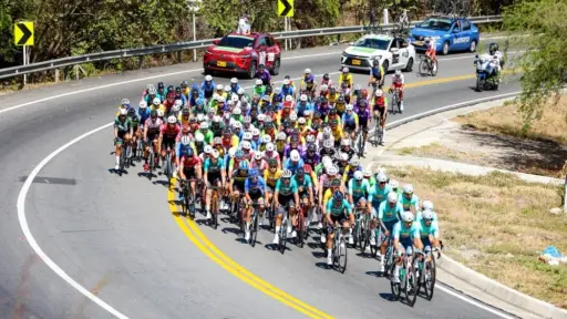Pelotón de la Vuelta a Colombia 2026