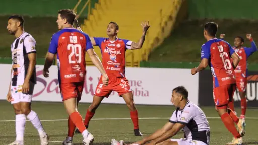 Jorge Aparicio se encaró con la afición de Xelajú MC durante el partido - Alex Meoño