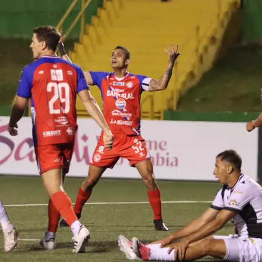Jorge Aparicio se encaró con la afición de Xelajú MC durante el partido - Alex Meoño