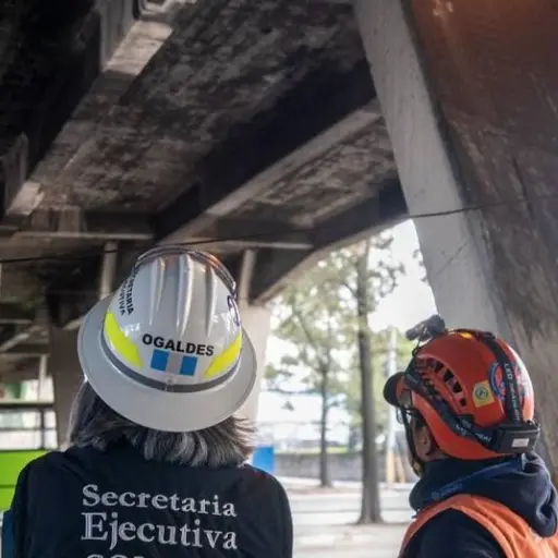 Delegados de Conred, incluida la secretaria ejecutiva Claudinne Ogaldes, verifican las condiciones del puente Periférico. ,Conred