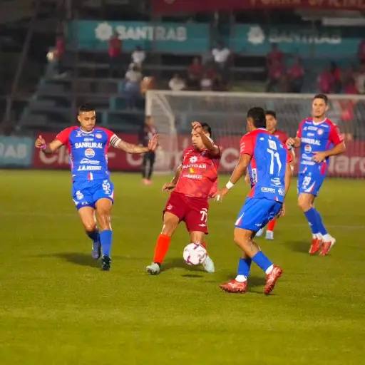 Acción de juego entre Malacateco y Xelajú 