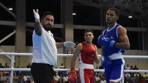 El boxeador nicaragüense Andy Javier Caballero fue descalificado durante su combate frente al dominicano Miguel Ángel Encarnación - Federación Dominicana de Boxeo