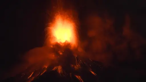  Fotografía que muestra el volcán de Fuego en erupción el martes 4 de agosto de 2026 en Alotenango, Sacatepéquez.  ,EFE