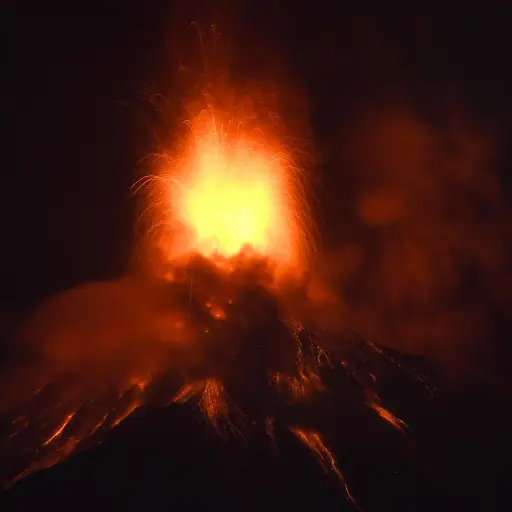  Fotografía que muestra el volcán de Fuego en erupción el martes 4 de agosto de 2026 en Alotenango, Sacatepéquez.  ,EFE