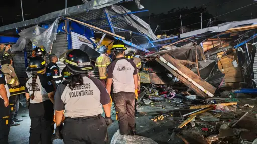 Área donde un camión impactó contra ventas del mercado de Villa Nueva la noche del martes, 4 de agosto de 2026. ,Bomberos Voluntarios