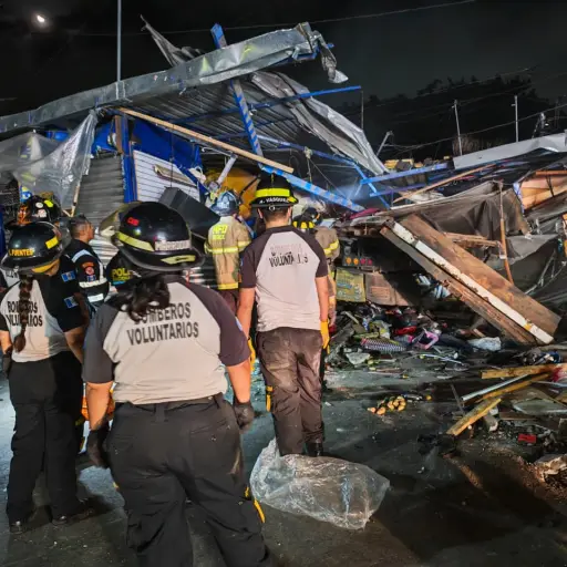 Área donde un camión impactó contra ventas del mercado de Villa Nueva la noche del martes, 4 de agosto de 2026. ,Bomberos Voluntarios