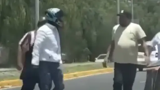 Motorista agrede a adulto mayor y termina siendo golpeado por testigos durante altercado vial. ,Redes sociales. 