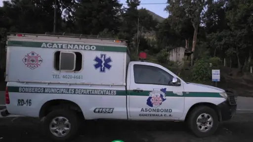 Los cuerpos de rescate hicieron el encuentro de varias personas que descendían con el cuerpo del menor de edad. ,Bomberos Municipales Departamentales. 
