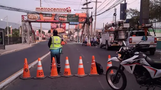 Autoridades viales instalaron señalización en el punto donde se realizan los trabajos de electricidad. ,PMT de Villa Nueva.