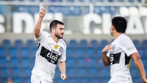 Tim Payne celebrando su primer gol con el Olimpia de Paraguay 