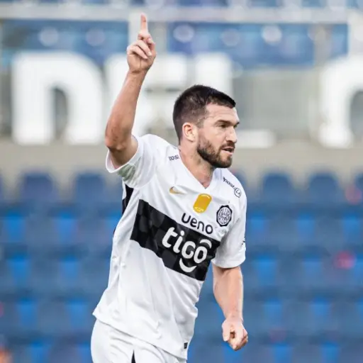 Tim Payne celebrando su primer gol con el Olimpia de Paraguay 