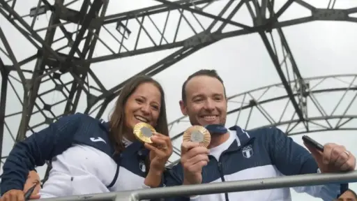 Adriana Ruano y Jean Pierre Brol cuando regresaron a Guatemala tras París 2024
