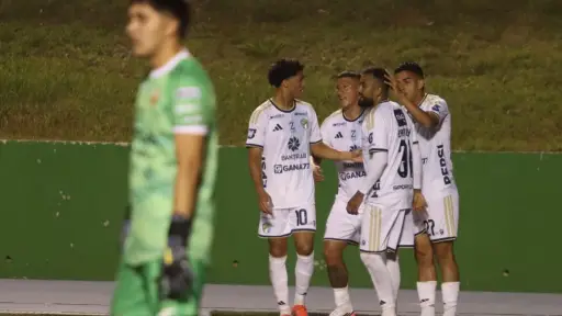 Celebración de Omar Duarte en el gol de Comunicaciones ante San Pedro 