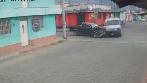 Varias personas salieron expulsadas al impacto entre ambos vehículos. ,Captura de pantalla.