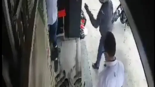 El hecho de violencia fue captado por una cámara de vigilancia. ,Captura de pantalla.