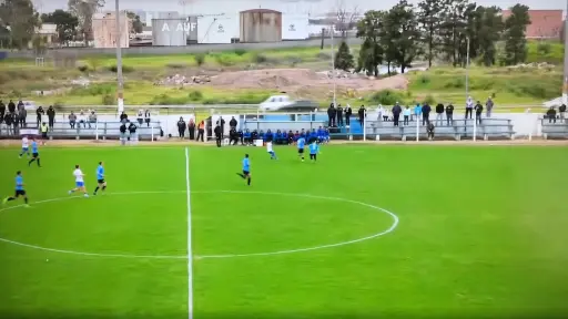 Una pelota provocó un insólito accidente en pleno partido en Uruguay - Captura de pantalla