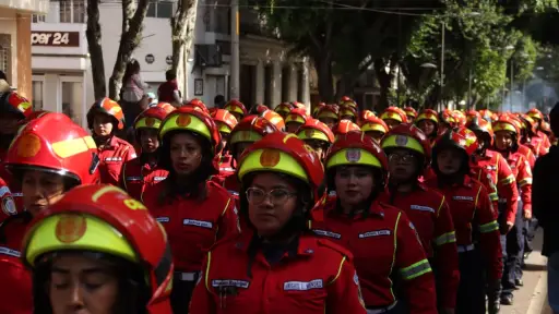 Las diferentes unidades de Bomberos Municipales llenaron la 6a. avenida, entre las zonas 1 y 2 de la capital. ,Alex Meoño 
