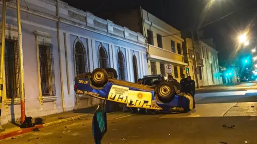 Una patrulla quedó con las llantas para arriba tras un choque en la zona 1. ,Amilcar Montejo