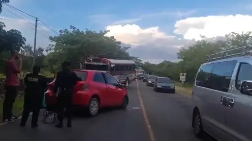 El mensaje se emitió luego de que un autobús chocara contra un carro sedán en la ruta a El Salvador. ,Captura de pantalla.