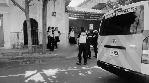Los dos fallecidos quedaron en la vía pública, según imágenes de los cuerpos de rescate. ,Bomberos Voluntarios.