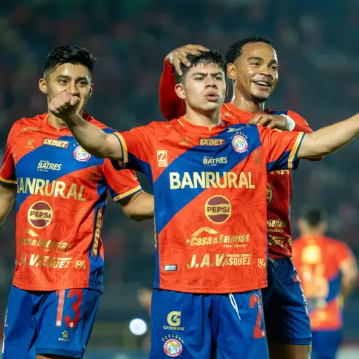 Ricardo Márquez celebrando gol ante Mixco en Quetzaltenango 
