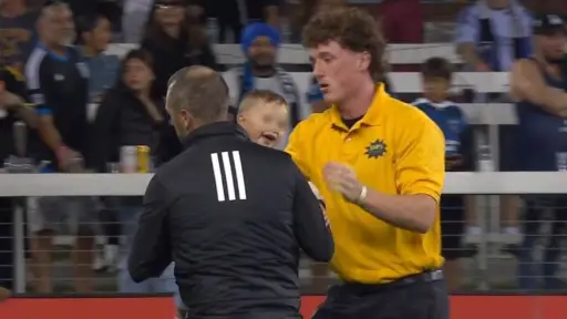 ¡Insólito! Un bebé invade la cancha en un partido de la MLS - Captura de pantalla