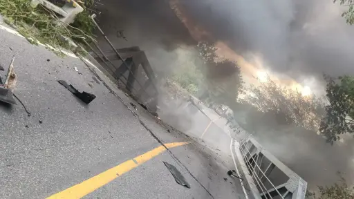 El puente colpasó luego del accidente de tránsito. ,Bomberos Voluntarios.