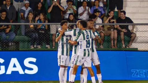 Antigua celebrando gol ante Comunicaciones en el estadio Pensativo 
