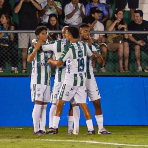 Antigua celebrando gol ante Comunicaciones en el estadio Pensativo 