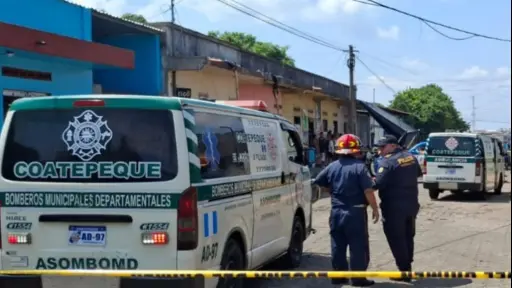 Bomberos atendieron la emergencia en el Barrio El Jardín, de Coatepeque. ,Bomberos Municipales Departamentales. 