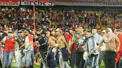 Disturbios en el Santa Fe vs. América del futbol colombiano 